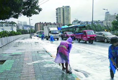 һ����·��һƬ��ѩ�����۱�ϩ�������Ƿ�Ի���Ӱ��